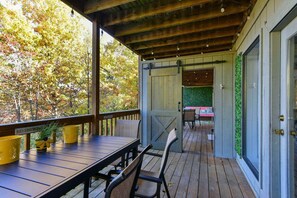 Outdoor dining - Welcome to the Honeybee Condo (Reeds Spring)