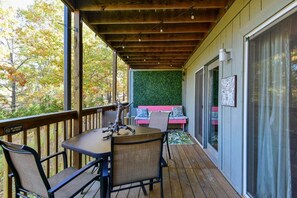 Outdoor dining - Welcome to the Honeybee Condo (Reeds Spring)