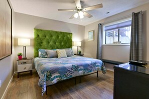 2 bedrooms, iron/ironing board, WiFi, bed sheets - Welcome to the Honeybee Condo (Reeds Spring)