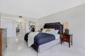 2 dormitorios, escritorio, tabla de planchar con plancha y cuna de viaje