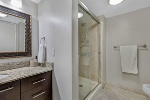 Bathtub, hair dryer, towels - 2 Bedroom Condo on Biscayne Bay (Miami)