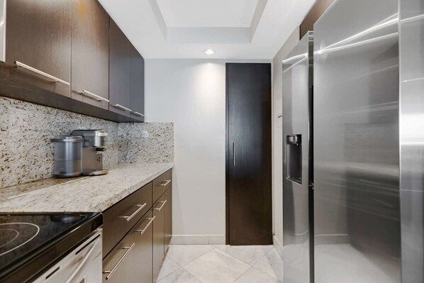 Fridge, microwave, oven, stovetop - 2 Bedroom Condo on Biscayne Bay (Miami)