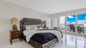 2 habitaciones, escritorio y tabla de planchar con plancha