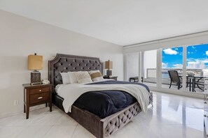 2 habitaciones, escritorio y tabla de planchar con plancha 