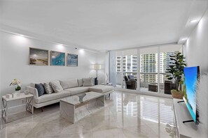TV, offices - 3 Bedroom Breathtaking Views (Miami)