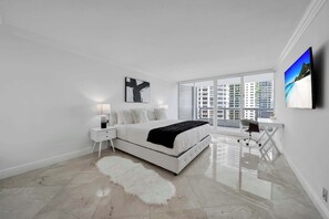 3 slaapkamers, een bureau, een strijkplank/strijkijzer, reisbedje