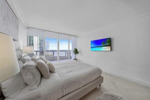3 bedrooms, desk, iron/ironing board, travel crib - Bay-View Living | Flexible Sleeping | StayCozy (Miami)