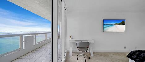 3 habitaciones, escritorio y tabla de planchar con plancha