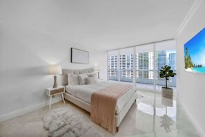 3 habitaciones, escritorio y tabla de planchar con plancha 