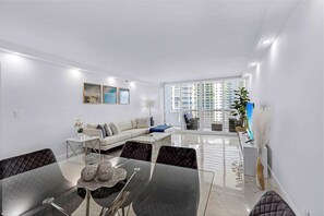 TV, offices - 3 Bedroom Breathtaking Views (Miami)