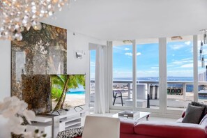 Téléviseur, bureau