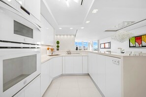 Réfrigérateur, four à micro-ondes, un four, surface de cuisson