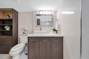 Bañera, secador de pelo y toallas