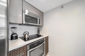 Frigorífico, microondas, horno y placa de cocina