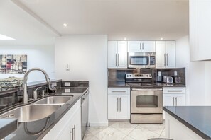 Een koelkast, een microgolfoven, een oven, een kookplaat