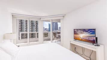 3 habitaciones, escritorio y tabla de planchar con plancha