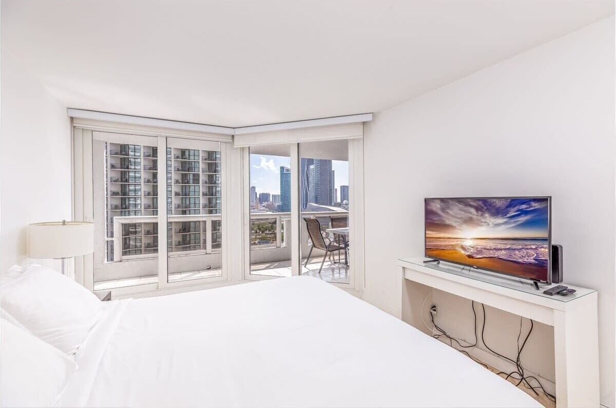 3 bedrooms, desk, iron/ironing board, travel cot