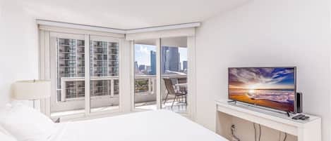 3 habitaciones, escritorio y tabla de planchar con plancha