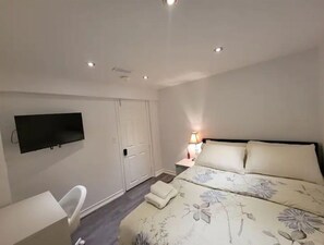 2 bedrooms, desk, WiFi, bed sheets