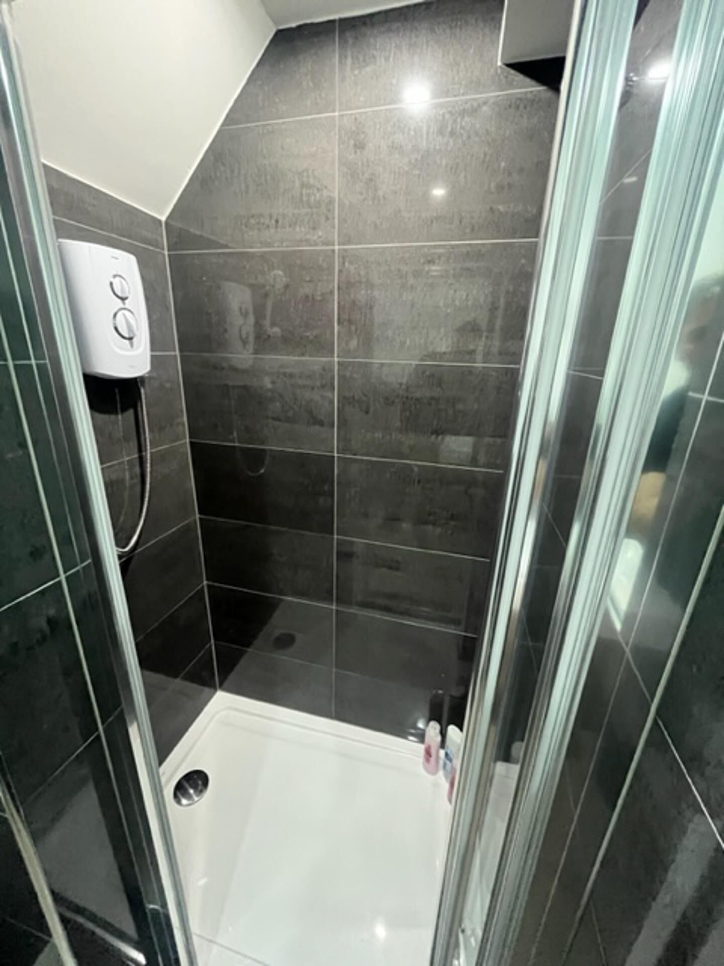 Studio | Salle de bain | Douche, serviettes fournies