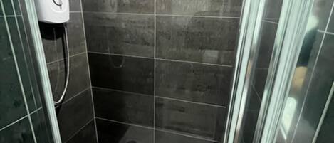 Studio | Salle de bain | Douche, serviettes fournies