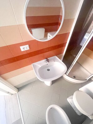 Douche, sèche-cheveux, bidet, serviettes fournies