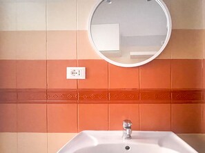 Douche, sèche-cheveux, bidet, serviettes fournies