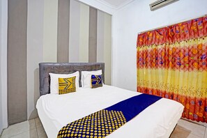 Double Room | Desk, bed sheets