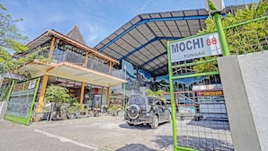 A building with a sign reading "MOCHI 88 TONGAS". - OYO 90943 Mochi 88 Homestay (Jogoroto)