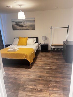 2 bedrooms, iron/ironing board, WiFi