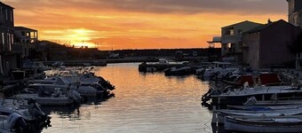 Grande Chambre Située au Centre D'un Pittoresque Port de Pêche ;