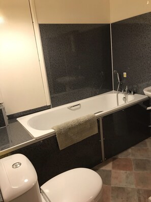 Cottage | Bathroom | Deep soaking tub