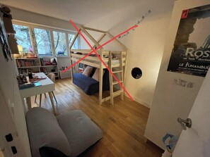TV - Apartment with garden near Montmartre (Paris)