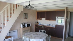 Coffee/tea maker, fridge, microwave, oven - Cosy house with balcony near the sea (Dinard)