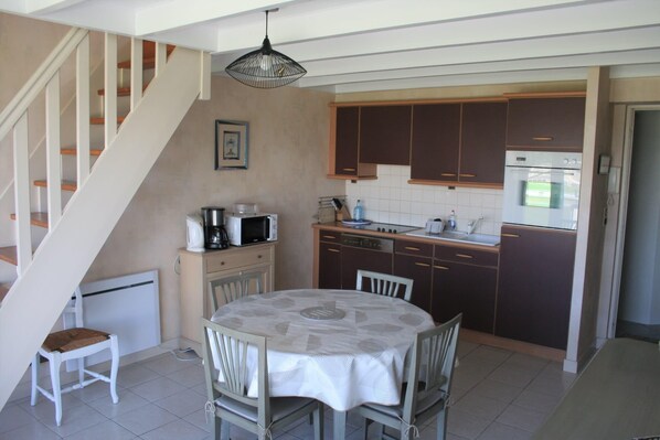 Fridge, microwave, oven, dishwasher - Cosy house with balcony near the sea (Dinard)