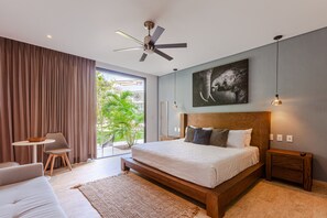 Estudio básico | Escritorio, cortinas blackout y tabla de planchar con plancha 