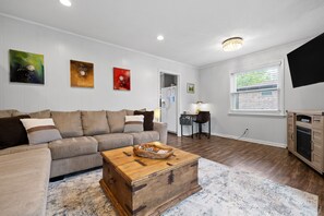 Smart TV, chimenea y libros