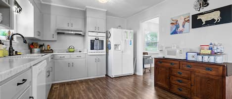 Jääkaappi, mikroaaltouuni, uuni, liesi