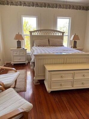 3 Schlafzimmer, Schreibtisch, Bügeleisen/Bügelbrett, Reisekinderbett