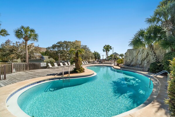 Alberca al aire libre y alberca climatizada