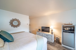 Iron/ironing board, WiFi, bed sheets - Ocean Glass Inn - Deluxe King Room (Rehoboth Beach)