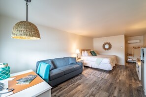 Iron/ironing board, WiFi, bed sheets - Ocean Glass Inn - Deluxe King Room (Rehoboth Beach)