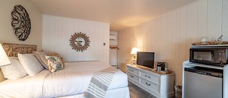 Tabla de planchar con plancha, wifi y ropa de cama