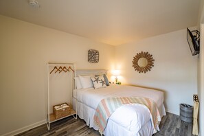 1 bedroom, iron/ironing board, free internet, bed sheets - Ocean Glass Inn - Queen Room (Rehoboth Beach)