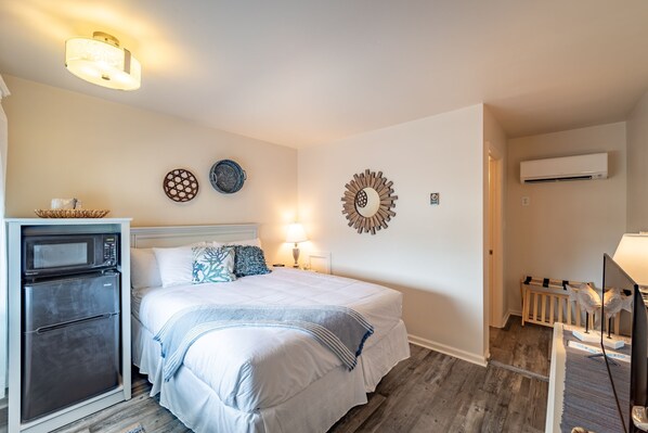 1 bedroom, iron/ironing board, free internet, bed sheets - Ocean Glass Inn - Queen Room (Rehoboth Beach)