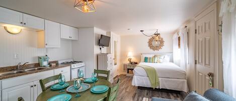 Tabla de planchar con plancha, internet y ropa de cama