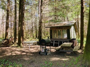 Outdoor dining - Hidden Meadow Campsite (Beaver)