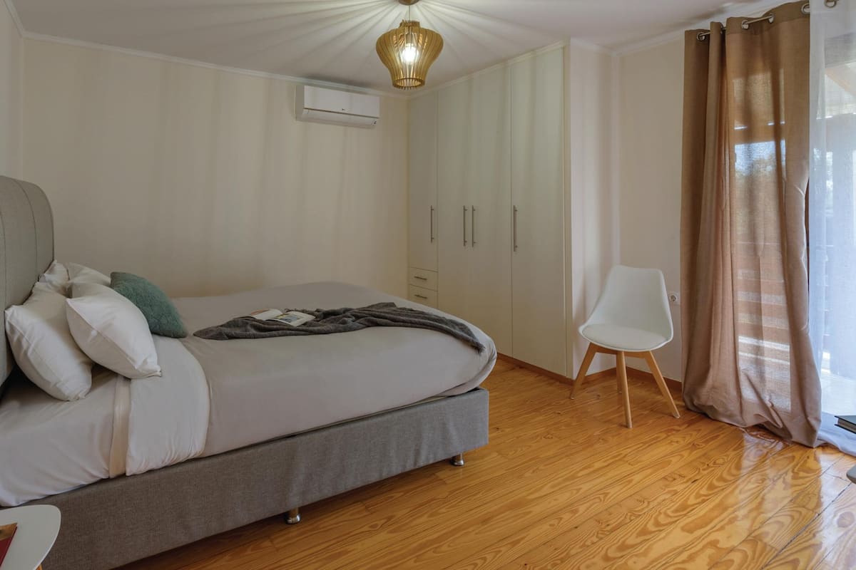 3 عدّة غرف نوم ومكتب وواي فاي مجانًا وملاءات أسرّة