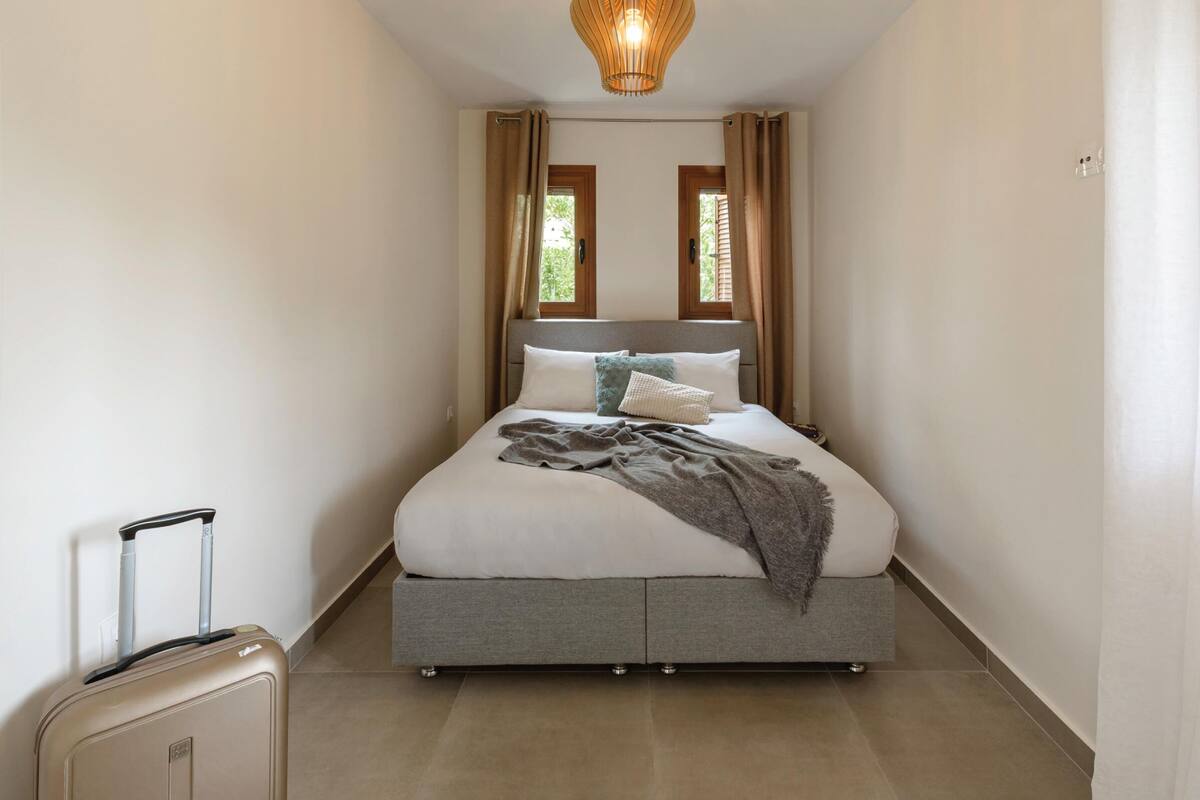 3 عدّة غرف نوم ومكتب وواي فاي مجانًا وملاءات أسرّة