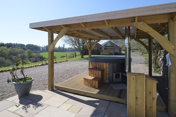 Outdoor spa tub - Luxury Highland Haven with Hot Tub by LochNess (Inverness)
